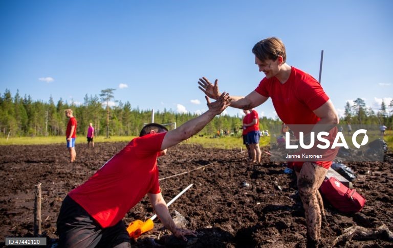 Jogadores em ação durante o Campeonato de Futebol no Pântano de 2026, em Hyrynsalmi, Finlândia. O Campeonato Mundial de Futebol no Pântano realiza-se anualmente no pântano de Vuorisuo, em Hyrynsalmi.  