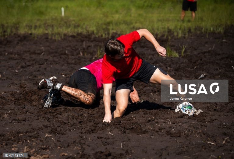 Jogadores em ação durante o Campeonato de Futebol no Pântano de 2026, em Hyrynsalmi, Finlândia. O Campeonato Mundial de Futebol no Pântano realiza-se anualmente no pântano de Vuorisuo, em Hyrynsalmi.  