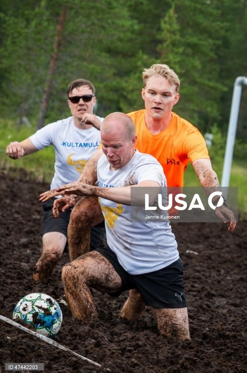 Jogadores em ação durante o Campeonato de Futebol no Pântano de 2026, em Hyrynsalmi, Finlândia. O Campeonato Mundial de Futebol no Pântano realiza-se anualmente no pântano de Vuorisuo, em Hyrynsalmi.  