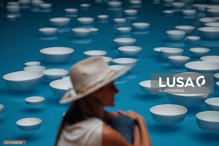 Visitantes apreciam «Clinamen», uma instalação artística aquática imersiva da artista francesa Celeste Boursier-Mougenot, no Park Avenue Armory, em Nova Iorque, Nova Iorque, EUA. A instalação apresenta cerca de 800 taças de porcelana branca a flutuar em bacias de água com 40 pés (cerca de 12 metros)