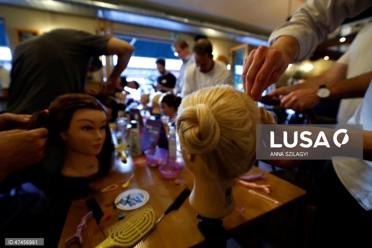 Workshop de penteados intitulado «Dad's do hair» em Munique, na Alemanha. Os pais aprendem, com bonecas, a fazer tranças no cabelo das suas filhas neste workshop que visa reforçar o vínculo entre pais e filhas, ao mesmo tempo que transmite competências práticas para o dia a dia.