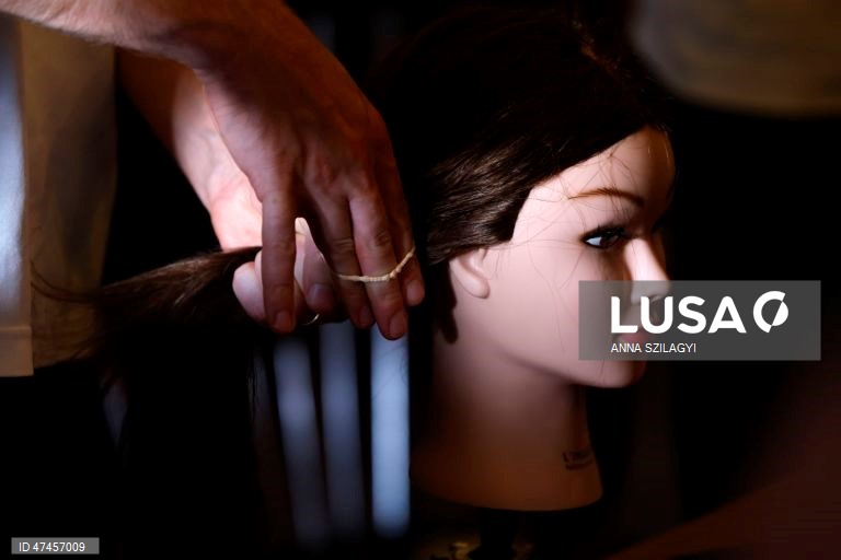 Workshop de penteados intitulado «Dad's do hair» em Munique, na Alemanha. Os pais aprendem, com bonecas, a fazer tranças no cabelo das suas filhas neste workshop que visa reforçar o vínculo entre pais e filhas, ao mesmo tempo que transmite competências práticas para o dia a dia.