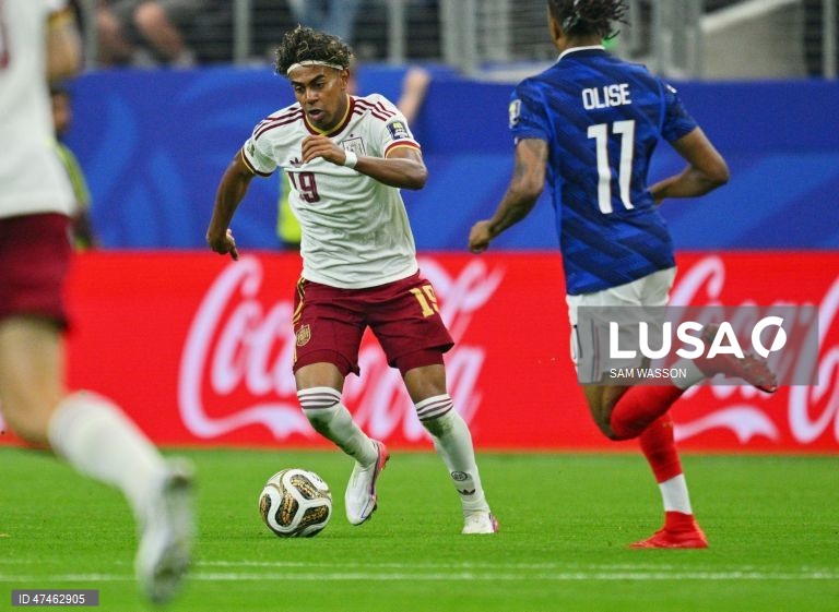 A Espanha, campeã em 2010, qualificou-se para a final do Mundial de futebol de 2026, ao vencer a vice-campeã em título França por 2-0, em encontro disputado em Arlington, nos Estados Unidos.Mikel Oyarzabal, aos 22 minutos, de grande penalidade, e Pedro Porro, aos 58, apontaram os tentos dos detentores do título europeu.Na final, marcada para domingo, pelas 15:00 locais (20:00 em Lisboa), no Estádio MetLife, em East Rutherford, a Espanha defronta o vencedor do jogo entre a detentora do troféu...