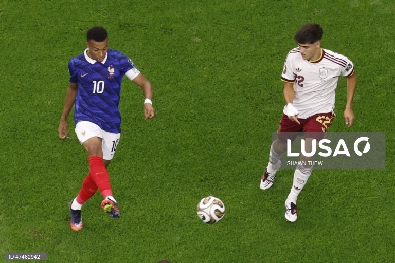A Espanha, campeã em 2010, qualificou-se para a final do Mundial de futebol de 2026, ao vencer a vice-campeã em título França por 2-0, em encontro disputado em Arlington, nos Estados Unidos.Mikel Oyarzabal, aos 22 minutos, de grande penalidade, e Pedro Porro, aos 58, apontaram os tentos dos detentores do título europeu.Na final, marcada para domingo, pelas 15:00 locais (20:00 em Lisboa), no Estádio MetLife, em East Rutherford, a Espanha defronta o vencedor do jogo entre a detentora do troféu...