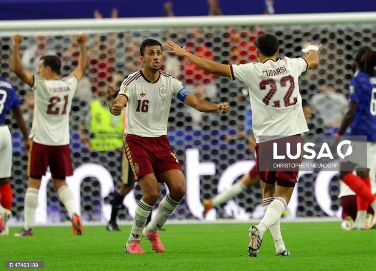A Espanha, campeã em 2010, qualificou-se para a final do Mundial de futebol de 2026, ao vencer a vice-campeã em título França por 2-0, em encontro disputado em Arlington, nos Estados Unidos.Mikel Oyarzabal, aos 22 minutos, de grande penalidade, e Pedro Porro, aos 58, apontaram os tentos dos detentores do título europeu.Na final, marcada para domingo, pelas 15:00 locais (20:00 em Lisboa), no Estádio MetLife, em East Rutherford, a Espanha defronta o vencedor do jogo entre a detentora do troféu...