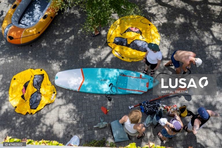 Suíça: Banhistas com insufláveis reúnem-se ao longo do rio Ródano, em Genebra