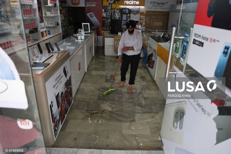 Índia: Chuvas intensas provocam cheias em Srinagar