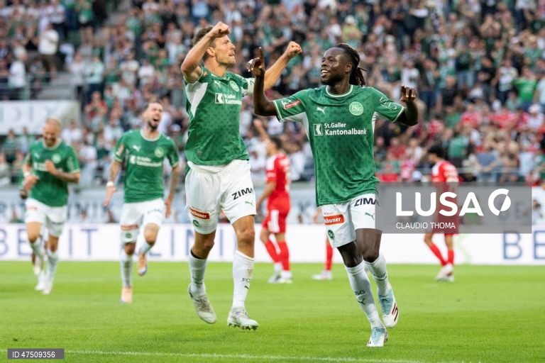 O Benfica arrancou hoje oficialmente a época 2026/27 com uma derrota, ao perder 2-1 em casa dos suíços do St. Gallen, em jogo da primeira mão da segunda pré-eliminatória da Liga Europa de futebol.