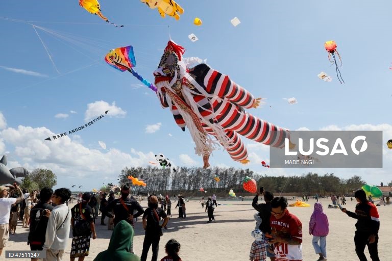 Festival internacional de papagaios de papel em Bali