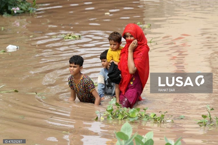 Paquistão: Cheias provocadas pelas monções em Lahore