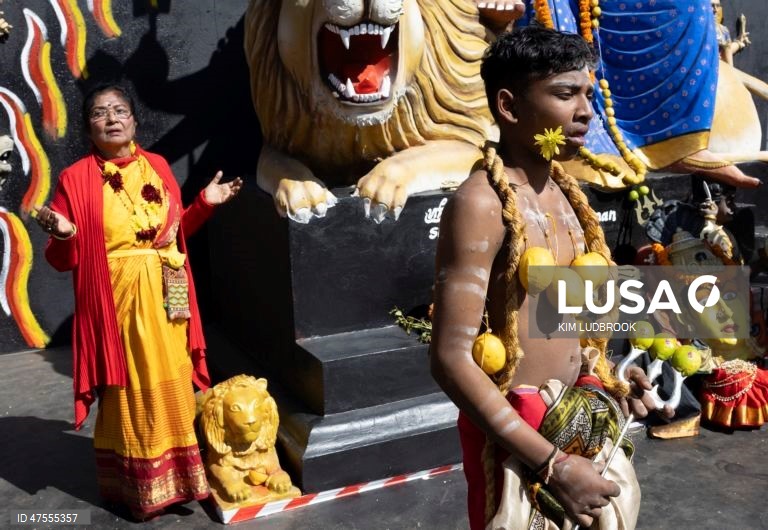 África do Sul: Cerimónia hindu de caminhada sobre brasas em Benoni
