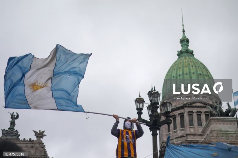 Argentina: Manifestação em Buenos Aires contra a nova lei sobre expropriações e uso da terra queimada