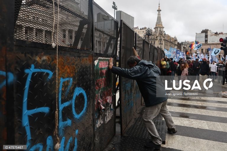 Argentina: Manifestação em Buenos Aires contra a nova lei sobre expropriações e uso da terra queimada