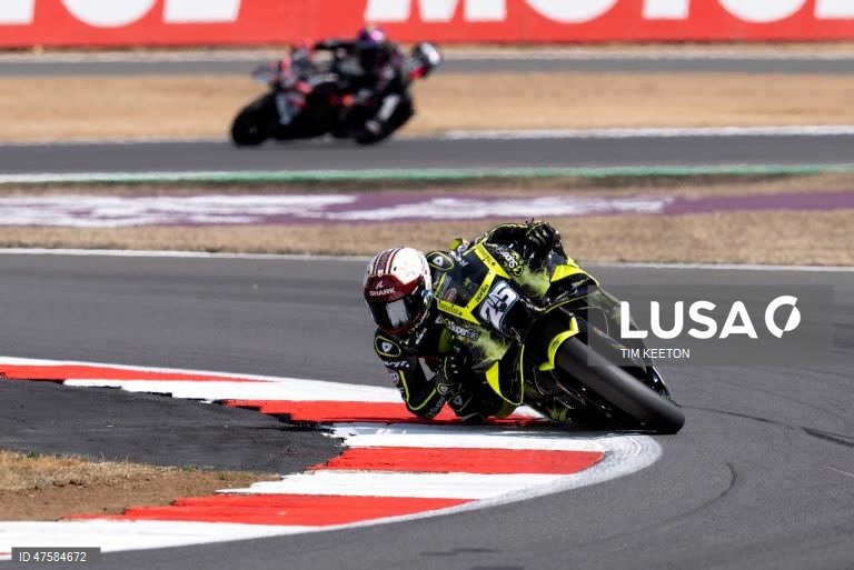O espanhol Raúl Fernández (Aprilia) venceu hoje o Grande Prémio da Grã-Bretanha de MotoGP, 12.ª ronda do campeonato do mundo, liderando um pódio totalmente ocupado por pilotos da marca italiana.