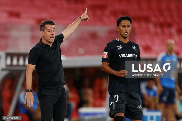 O Benfica empatou hoje 2-2 com o Académico de Viseu, depois de ter estado duas vezes em vantagem, na jornada inaugural da I Liga de futebol, disputado no Estádio da Luz, à porta fechada.