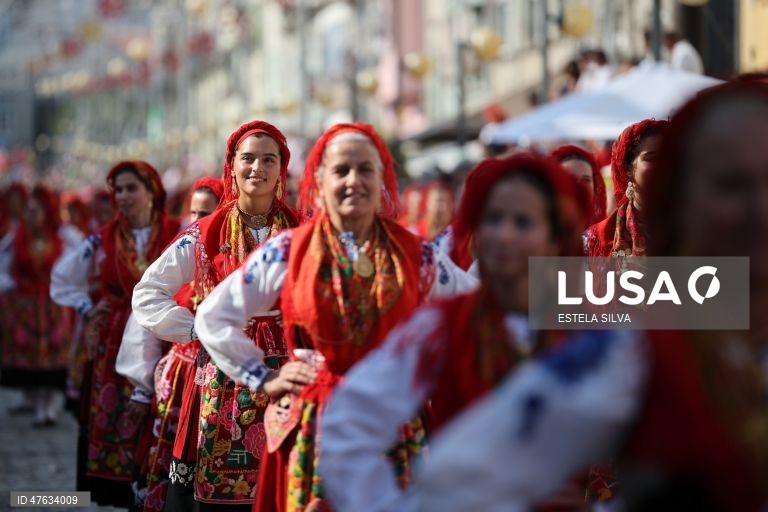Mulheres portuguesas vestindo trajes tradicionais com adornos de ouro participam na parada anual da Peregrinação de Nossa Senhora da Agonia (Agonia) em Viana do Castelo, Portugal. A peregrinação remonta ao século XVIII e celebra-se em agosto. O ouro que decora os trajes tem um valor estimado total de vários milhões de euros. ESTELA SILVA/LUSA