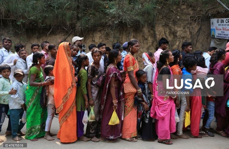Índia: Festival Raksha ritual em que as raparigas colocam uma pulseira nos seus irmãos em troca de proteção