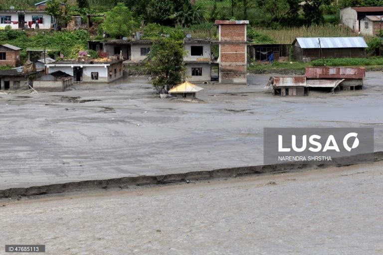 Mais de 700 pessoas perderam a vida e centenas continuam desaparecidas no norte do Nepal, depois de um colapso glaciar e uma avalanche terem provocado inundações repentinas e deslizamentos de terra ao longo dos vales dos rios Bhotekoshi e Trishuli, perto da fronteira entre o Nepal e o Tibete, causando destruição generalizada em povoações e infraestruturas.