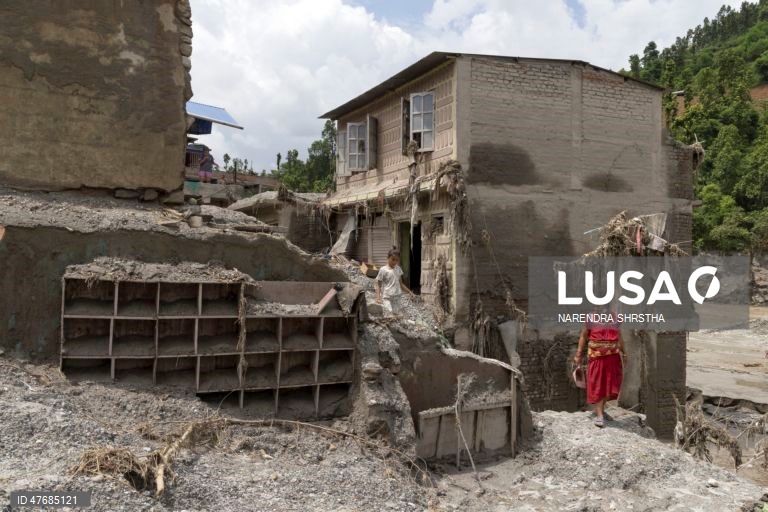 Mais de 700 pessoas perderam a vida e centenas continuam desaparecidas no norte do Nepal, depois de um colapso glaciar e uma avalanche terem provocado inundações repentinas e deslizamentos de terra ao longo dos vales dos rios Bhotekoshi e Trishuli, perto da fronteira entre o Nepal e o Tibete, causando destruição generalizada em povoações e infraestruturas.