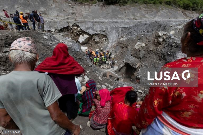 Duas pessoas foram resgatadas de um túnel hidroelétrico mais de uma semana após a cheia repentina no Nepal e no Tibete