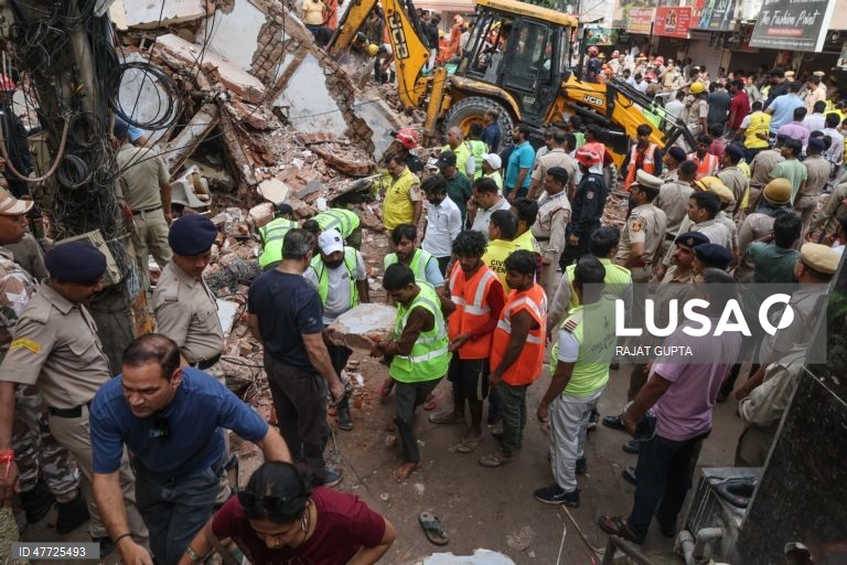 Índia: edifício de cinco andares desaba em Satya Niketan, Nova Deli