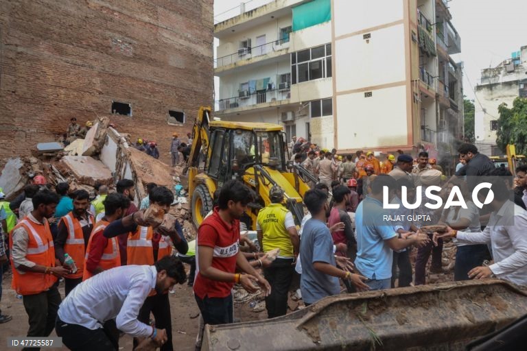 Índia: edifício de cinco andares desaba em Satya Niketan, Nova Deli