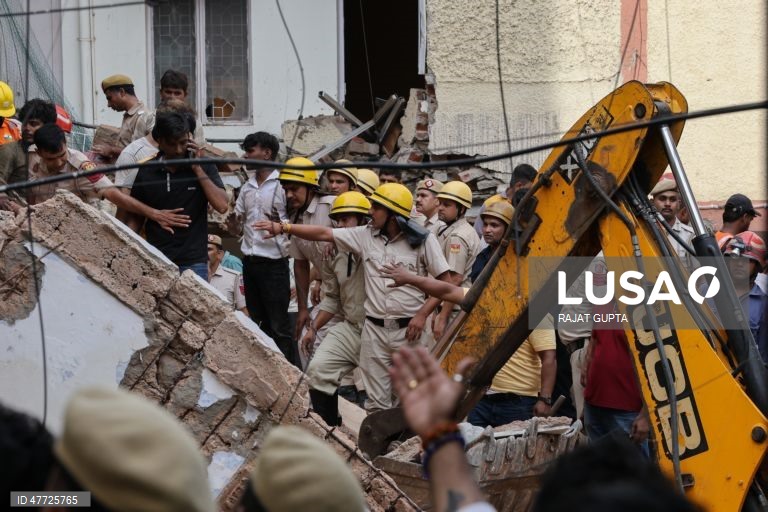 Índia: edifício de cinco andares desaba em Satya Niketan, Nova Deli