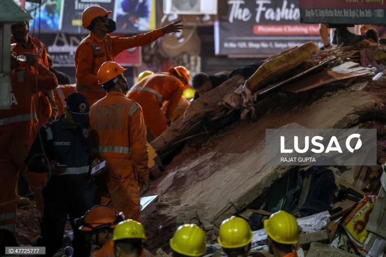 Índia: edifício de cinco andares desaba em Satya Niketan, Nova Deli