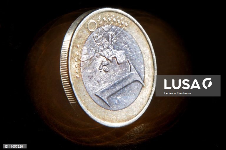 Euro em queda pronunciada desce para patamar dos 1,15 dólares