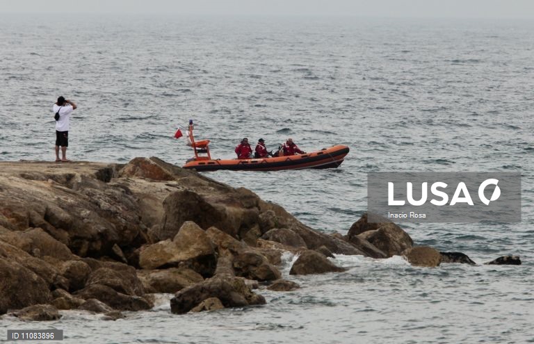 Autoridades suspendem buscas por jovem desaparecido em praia da Costa da Caparica