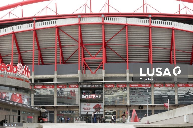 Lateral esquerdo Rafael Obrador assina contrato de cinco anos com o Benfica