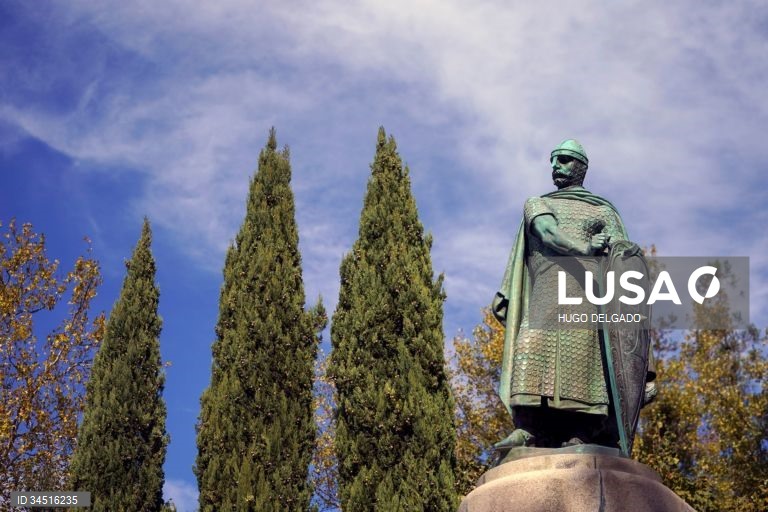 Recolocada espada na estátua de D. Afonso Henriques em Guimarães