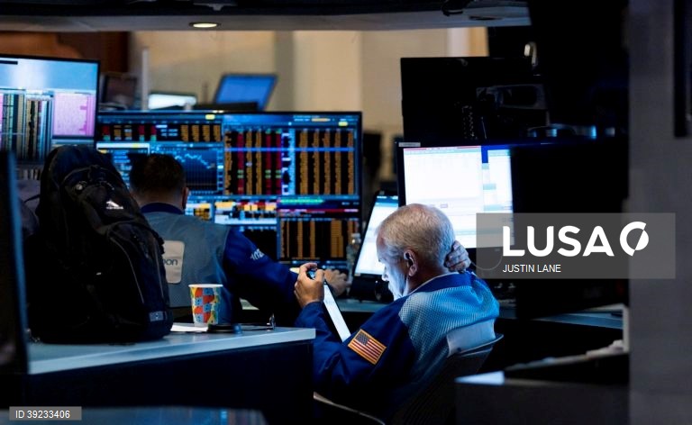 Wall Street deixa de estar imune à guerra tarifária de Trump e fecha semana em baixa