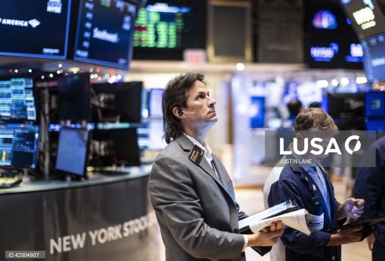 Bolsa de Nova Iorque segue em baixa à espera da Fed e da inflação