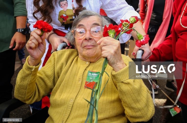Câmara de Lisboa vai descerrar placa de homenagem a Celeste dos Cravos no 25 de Abril