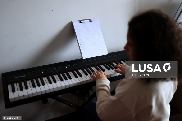 Mariana é cega, toca piano, anda de bicicleta e sorri à procura da normalidade