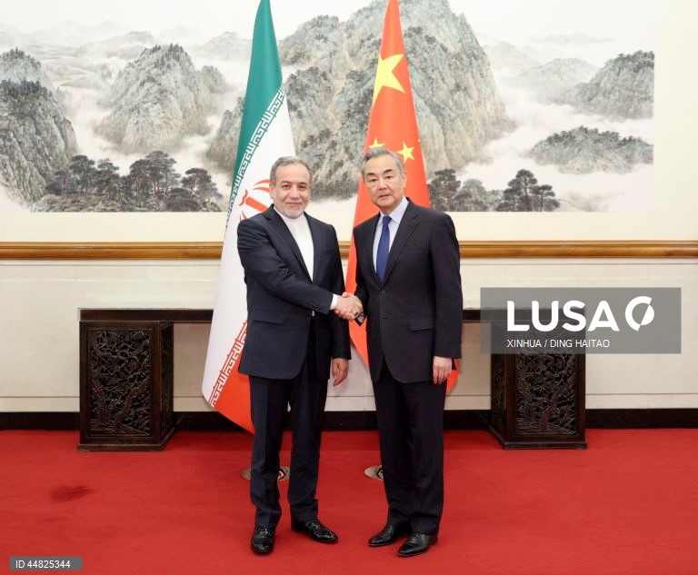 Chefe da diplomacia chinesa reúne-se com homólogo iraniano em Pequim