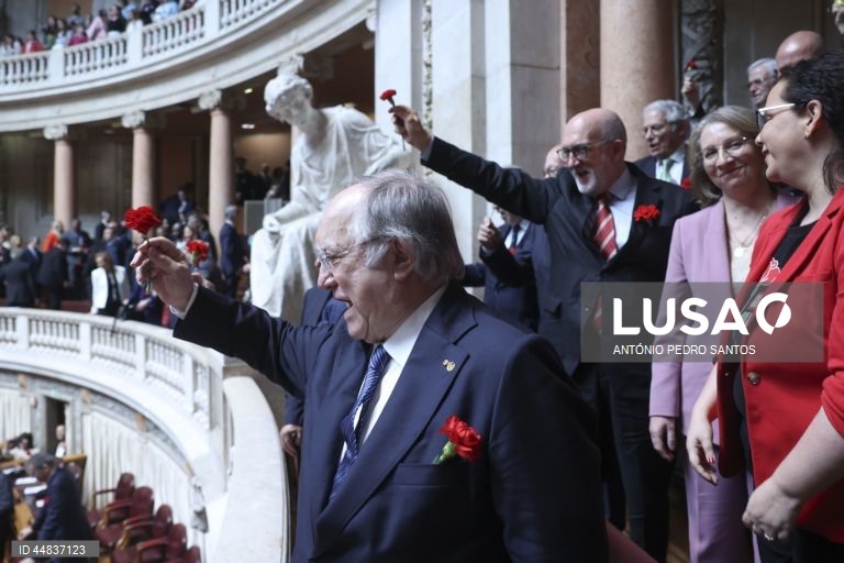 Esquerda canta “Grândola, Vila Morena” no final da sessão plenária