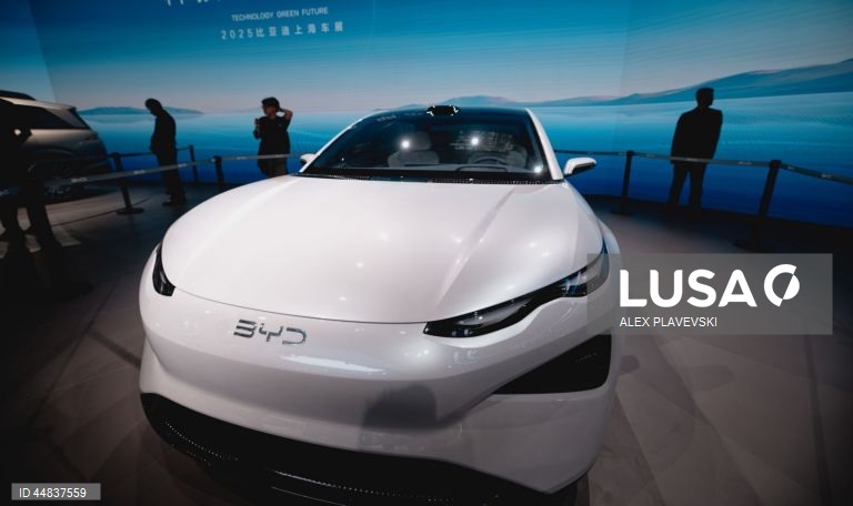 Chinesa BYD ultrapassa Tesla após queda de quase 9% nas entregas