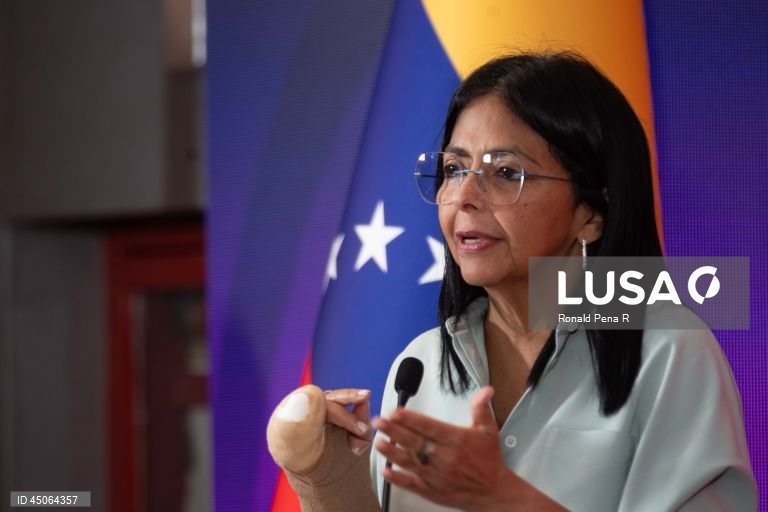 Presidente interina da Venezuela cria comissão para libertação de Maduro