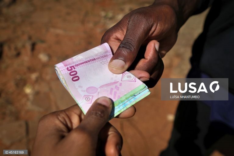 Poupanças dos moçambicanos crescem até outubro para 3.926 ME