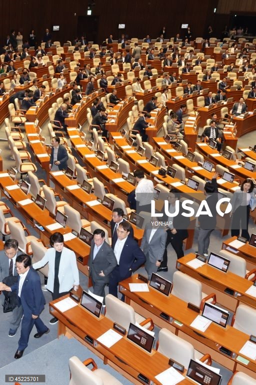 South Korean opposition lawmakers boycott parliamentary session