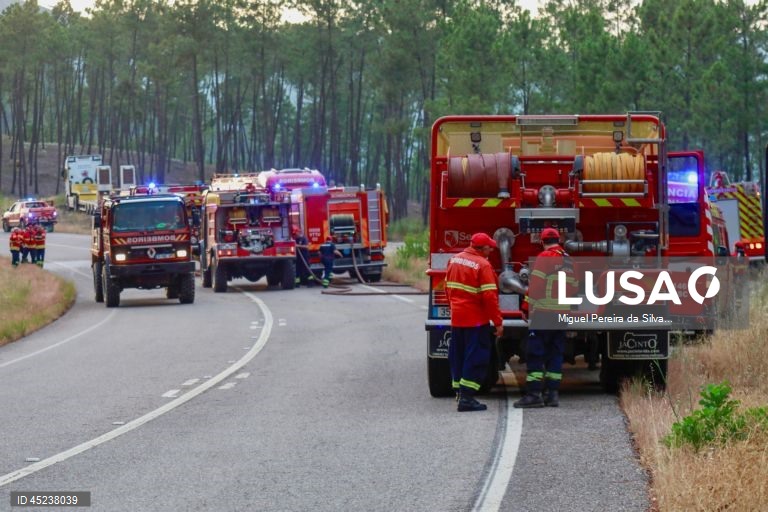Mais de 180 operacionais e nove meios aéreos combatem fogo em Castelo Branco