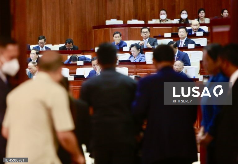Camboja aprova alteração da Constituição para retirar cidadania a conspiradores