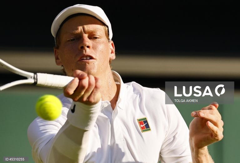 Sinner segue imparável para a final de Wimbledon com triunfo claro sobre Djokovic