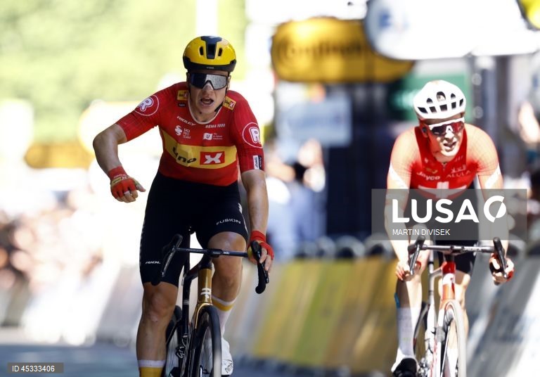 Jonas Abrahamsen estreia-se em grandes Voltas em etapa do Tour em que Pogacar caiu