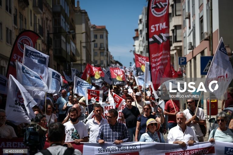 Centenas de trabalhadores da administração pública manifestam-se em Lisboa