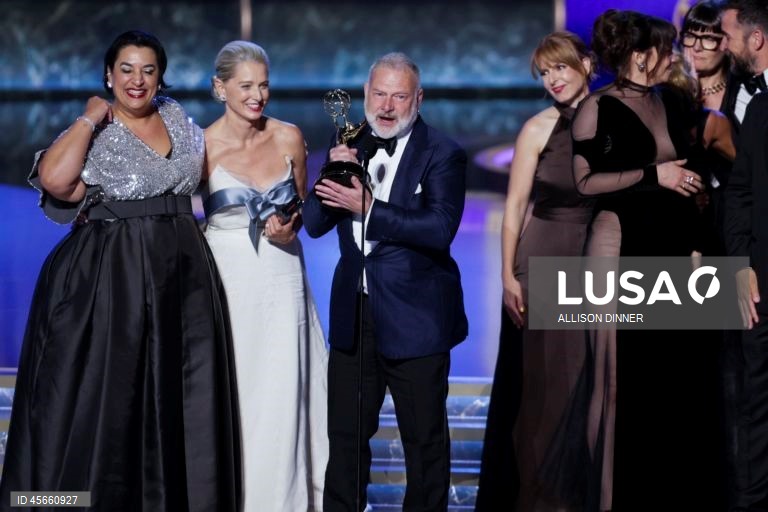 “The Pitt” eleita melhor série do ano em noite de Emmys dominada por “Adolescência”