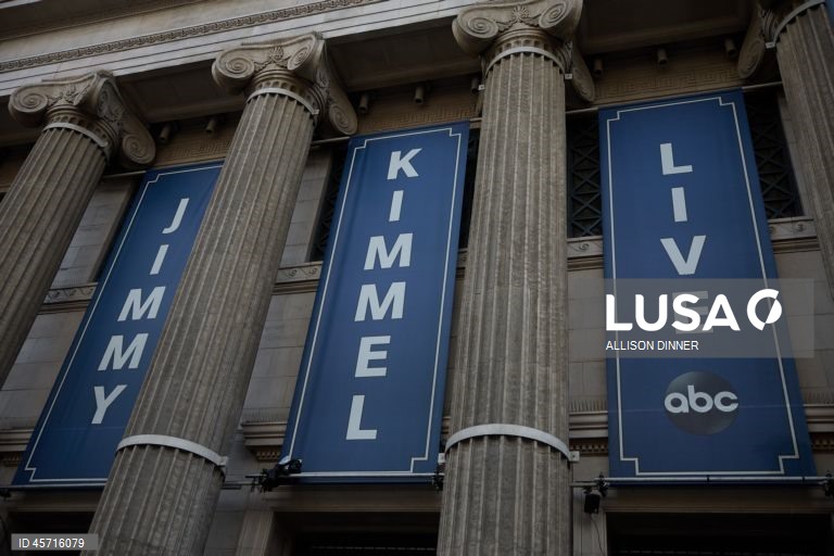 Regulador de telecomunicações ordena revisão de licenças da ABC num momento polémico com casal Trump