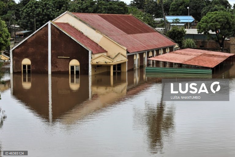 Nos bairros inundados de Maputo pede-se ajuda entre casas e ruas tomadas pela água